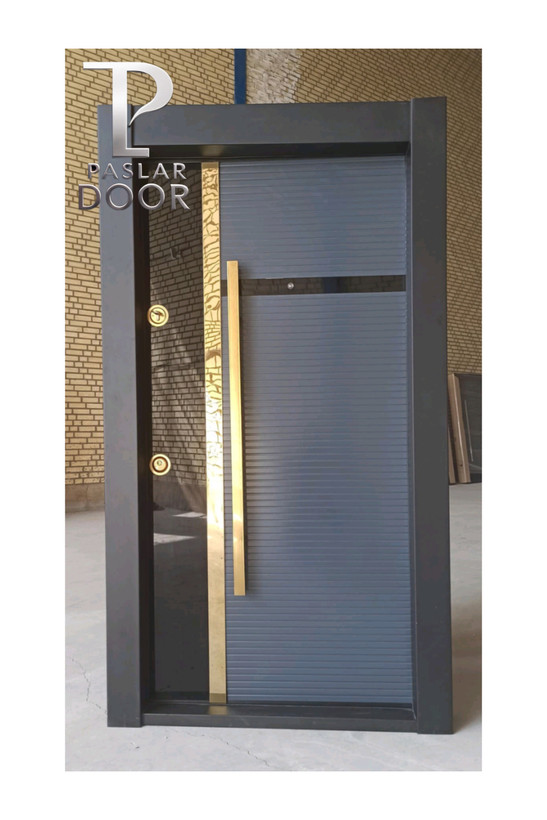 درب ضدسرقت با طراحی خاص، ترکیب شیشه سکوریت، نوار طلایی و پنل راهراه مدرن