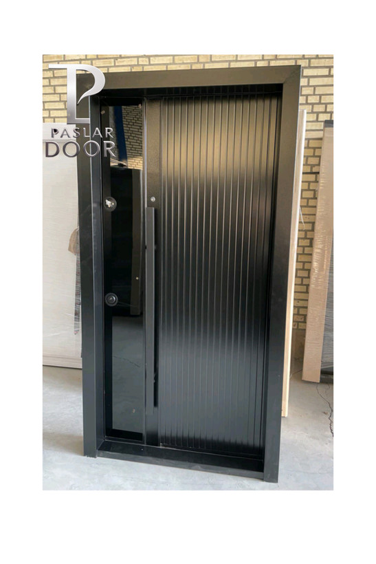 درب ضدسرقت با پنل مشکی شیاردار و نوار شیشهای تمام سکوریت بغل درب، مجهز به دستگیره بلند و قفلهای ضدسرقت. طراحی مدرن و مقاوم در بندرلنگه