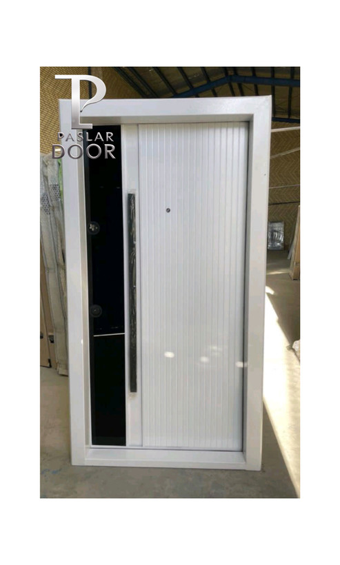 درب ضدسرقت با فریم و پنل سفید براق، دارای خطوط عمودی برجسته ،شیشه تمام سکوریت ، دستگیره فلزی عمودی. طراحی شیک و مینیمال.