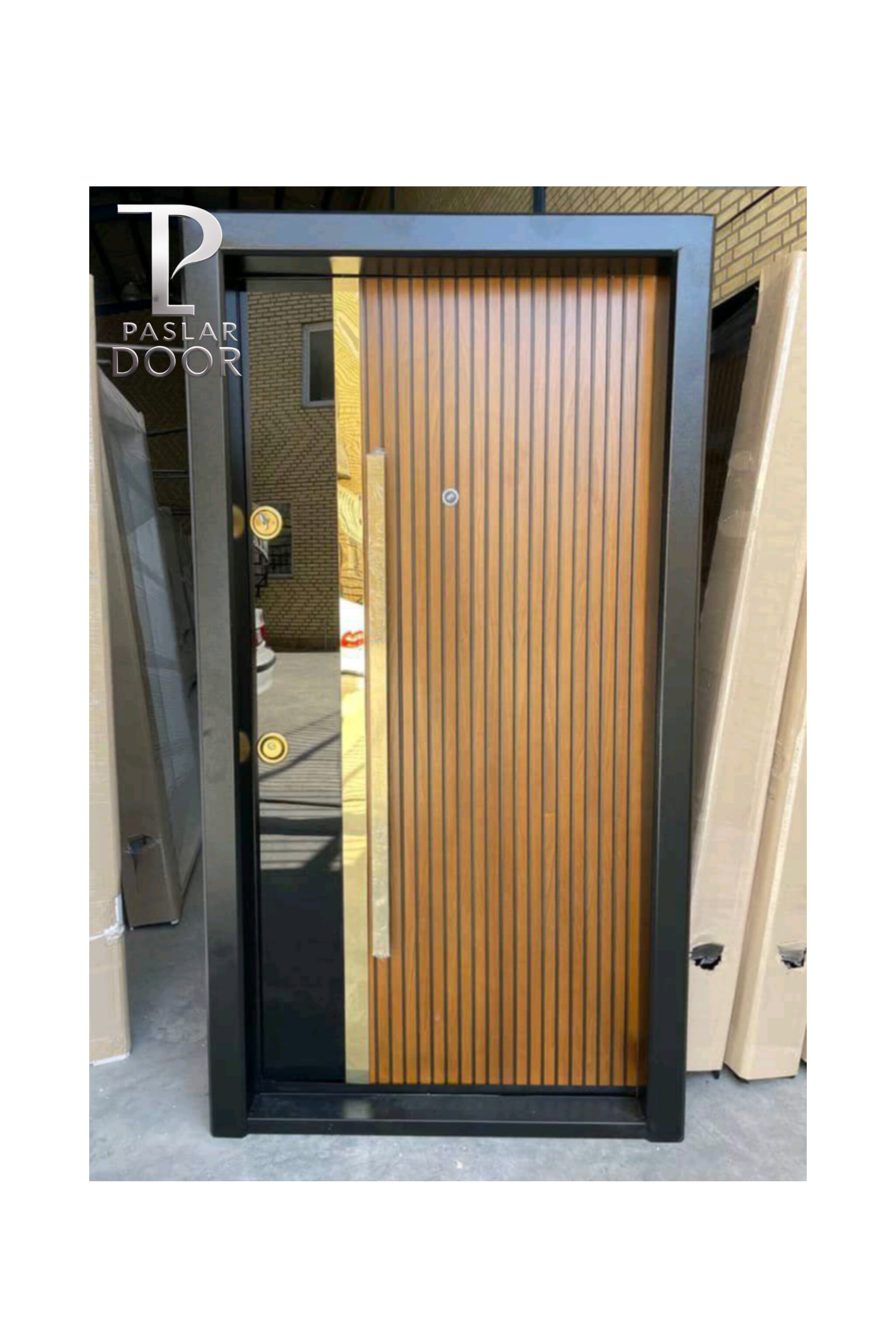 درب ضدسرقت با بدنه مشکی و پنل چوبی عمودی با شیارهای باریک، مجهز به نوار شیشه سکوریت مشکی ،دستگیره و نوار طلایی براق.دربندرلنگه وکنگ
