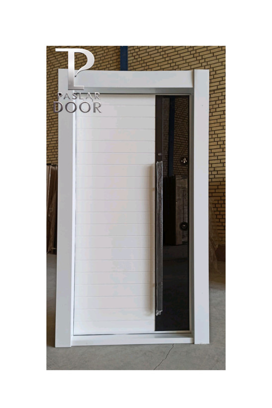 درب ضد سرقت سفید با خطوط افقی منظم، با شیشه سکوریت مشکی ،طراحی مینیمال مدرن و دستگیره مشکی بلند عمودی