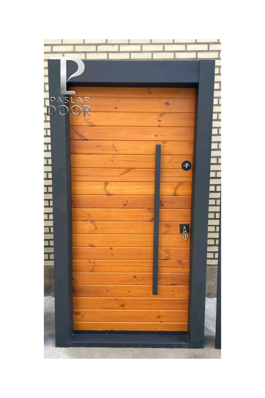 درب ضد سرقت با طراحی تمام چوب ترمووود افقی، تلفیق زیبایی طبیعی چوب با فریم فلزی مشکی، ساده، مدرن و در عین حال مقاوم؛ مناسب برای نماهای آجری یا مدرن با تاکید بر گرما و اصالت در ورودی ساختمان.