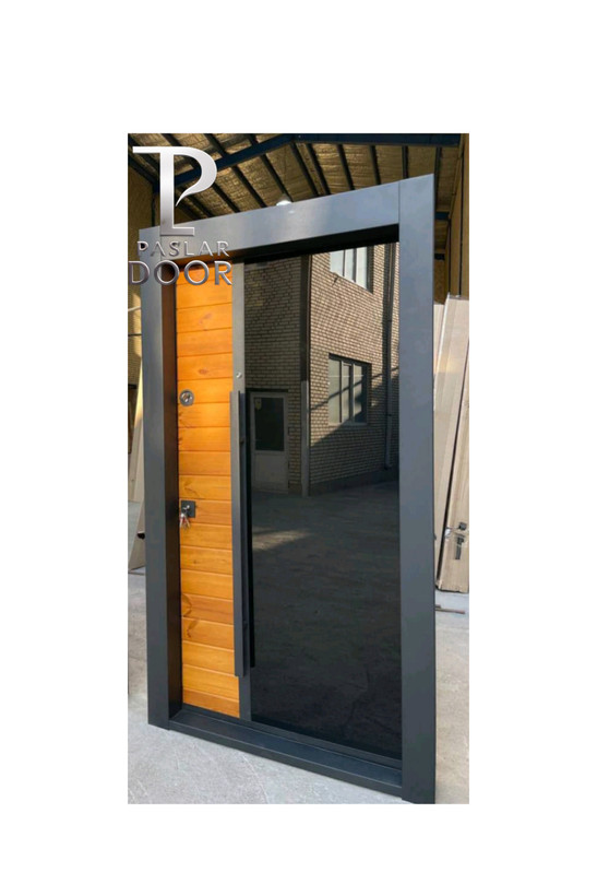 درب ضد سرقت با ترکیب شیشه رفلکس مشکی و چوب طبیعی روشن، طراحی مینیمال و مدرن، مناسب برای نماهای مدرن و ساختمانهای لوکس؛ تلفیقی از امنیت، زیبایی و نور طبیعی در ورودی ساختمان.