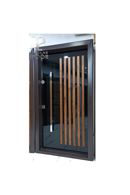 درب ضد سرقت با طراحی مدرن، ترکیب شیشه رفلکس مشکی و نوارهای عمودی چوب طبیعی، القاکننده حس لوکس، امنیت بالا و زیبایی معماری در ورودی ساختمانهای خاص و امروزی