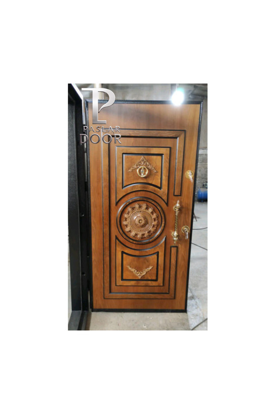 درب ضد سرقت چوبی لوکس با طراحی دایرهای منبتکاری شده و قفل امنیتی طلایی از برند پاسلار درب