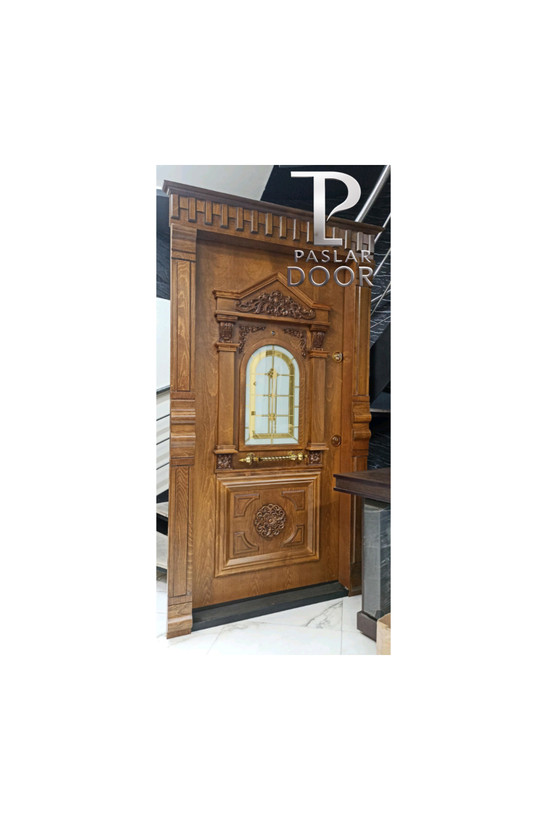 درب ضد سرقت چوبی کلاسیک با تاج منبتکاریشده، دارای شیشه دکوراتیو بیضی با حفاظ فلزی طلایی، طرح برجسته سنتی در بخش پایینی – پاسلار درب، مناسب برای ورودی خانههای ویلایی و لوکس در بندرعباس و لنگه