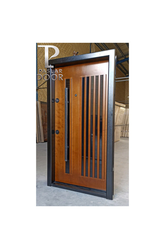 درب ضد سرقت مدرن با طراحی ترکیبی چوب و فلز، دارای شیشه سکوریت دودی با نوارهای عمودی مشکی، مناسب برای ساختمانهای لوکس و مدرن در جنوب کشور