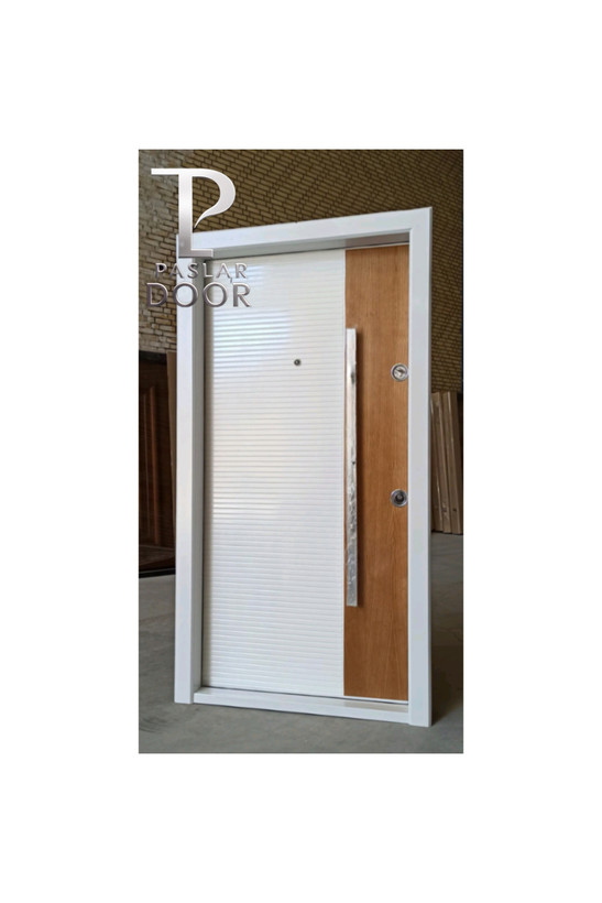 درب ضد سرقت مدرن سفید با طراحی مینیمال و پنل ترکیبی چوب و استیل، دارای دستگیره عمودی استیل براق و قاب سفید، مناسب برای ورودی آپارتمانهای لوکس و مدرن در بندر عباس