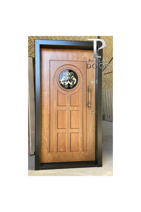درب ضد سرقت طرح چوب با پنجره دایرهای فرفورژه، رنگ قهوهای روشن با چهارچوب مشکی، مناسب برای ساختمانهای مسکونی شیک،دربندرکنگ