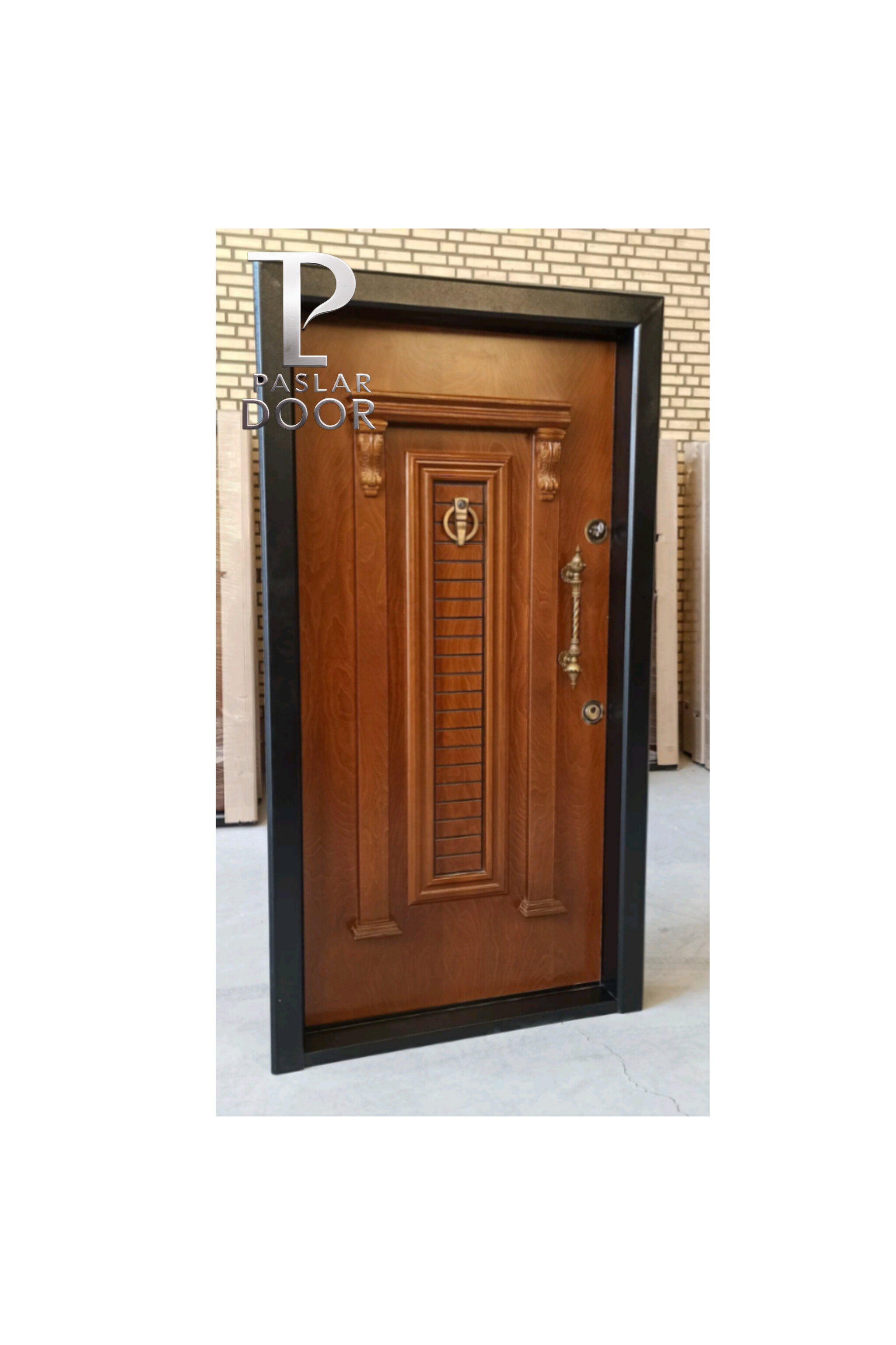 درب ضد سرقت کلاسیک با طراحی سنتی و برجسته، رنگ چوب گردویی با چهارچوب فلزی مشکی، مجهز به دستگیره سلطنتی و حلقه کوبه‌ای تزئینی