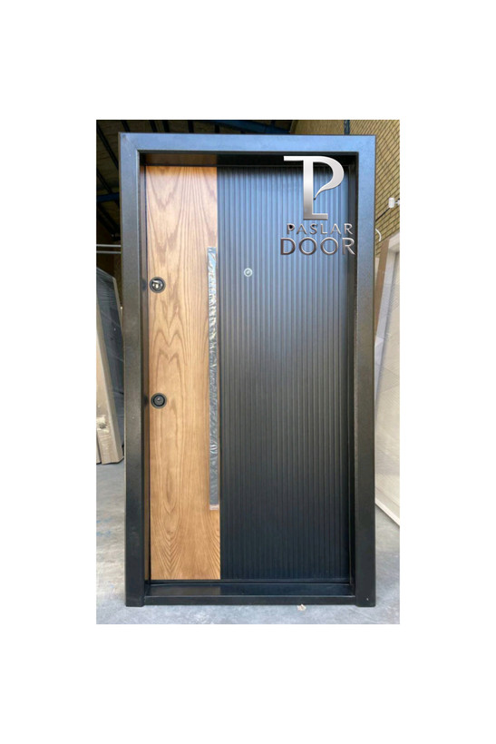 درب ضد سرقت مدرن با طراحی تلفیقی از پنل چوب طبیعی و ورق فلزی مشکی شیار دار، با فریم مشکی مات، مناسب برای ورودی ساختمانهای مدرن،دربندرلنگه و کنگ