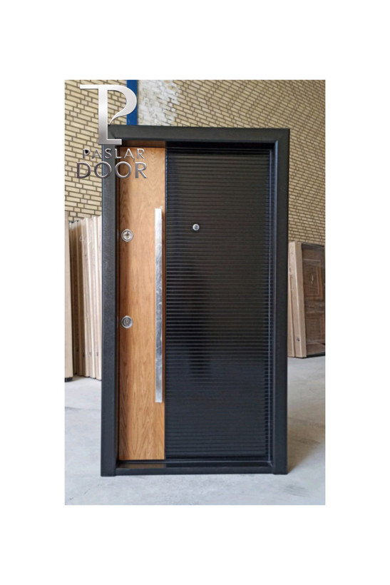 درب ضد سرقت لوکس با طراحی ترکیبی از چوب طبیعی و فلز مشکی شیار دار با دستگیره استیل عمودی، فریم فلزی مشکی، مناسب برای ورودی ساختمانهای مدرن و اداری