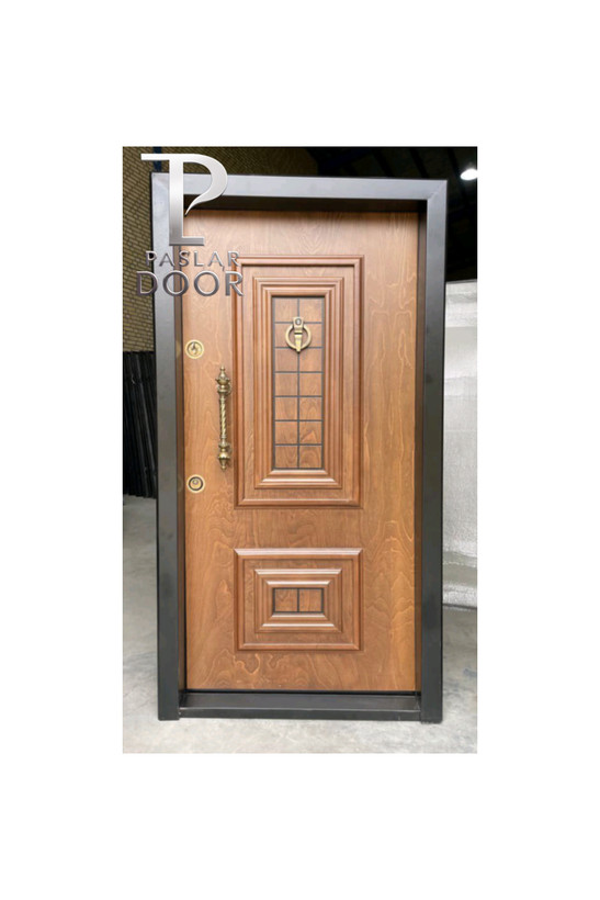 درب ضد سرقت قهوهای با قاب مشکی و طرح برجسته چوبی، کوبه و دستگیره کلاسیک طلایی