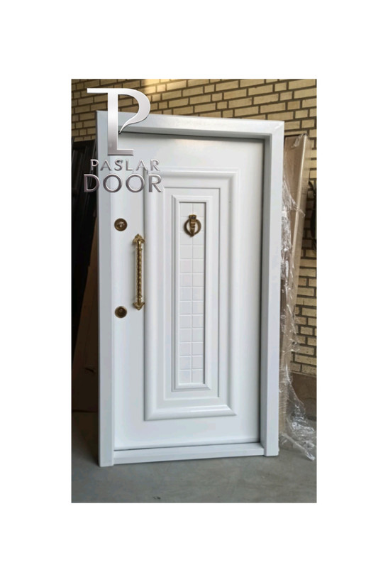 درب ضد سرقت سفید رنگ با طراحی کلاسیک و قاب برجسته، دارای قفل ضد سرقت چند نقطهای، مناسب برای ورودی خانههای مدرن و کلاسیک؛ ترکیبی از امنیت و زیبایی