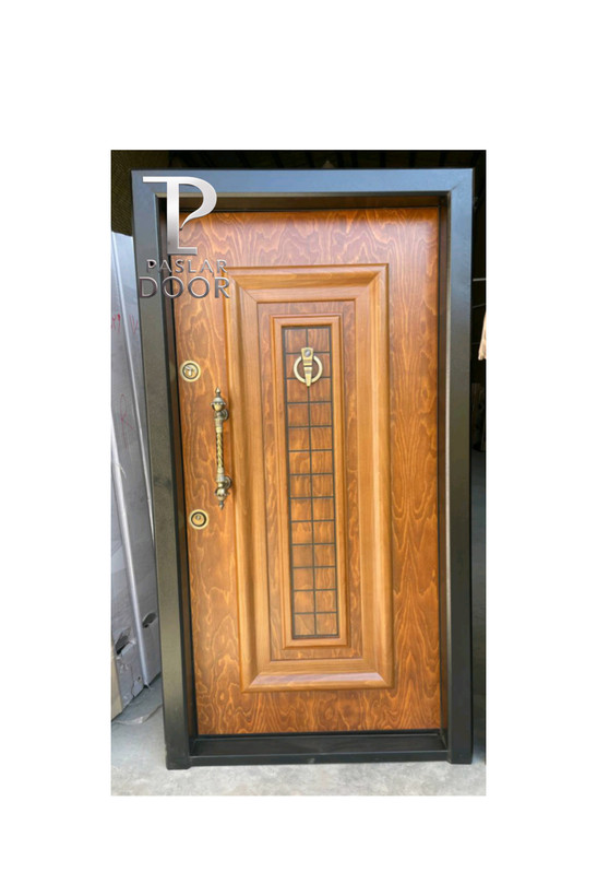 درب ضد سرقت قهوهای روشن با طراحی کلاسیک و پنل مربعی تزئینی در پایین، مجهز به قفل ایمنی و دستگیره طلایی، گزینهای شیک و مقاوم برای درب ورودی ویلا یا آپارتمان – در استان هرمزگان