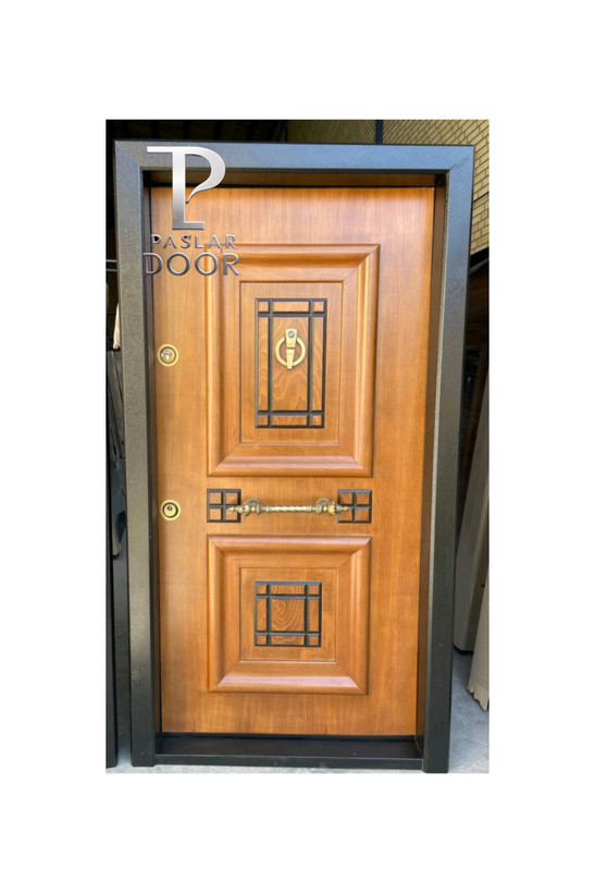 درب ضد سرقت قهوهای با طراحی مربعی کلاسیک و مشبک فلزی مشکی، مجهز به دستگیره برنجی سنتی و قفل ایمنی، مناسب برای درب ورودی منزل یا آپارتمان – دربندرلنگه