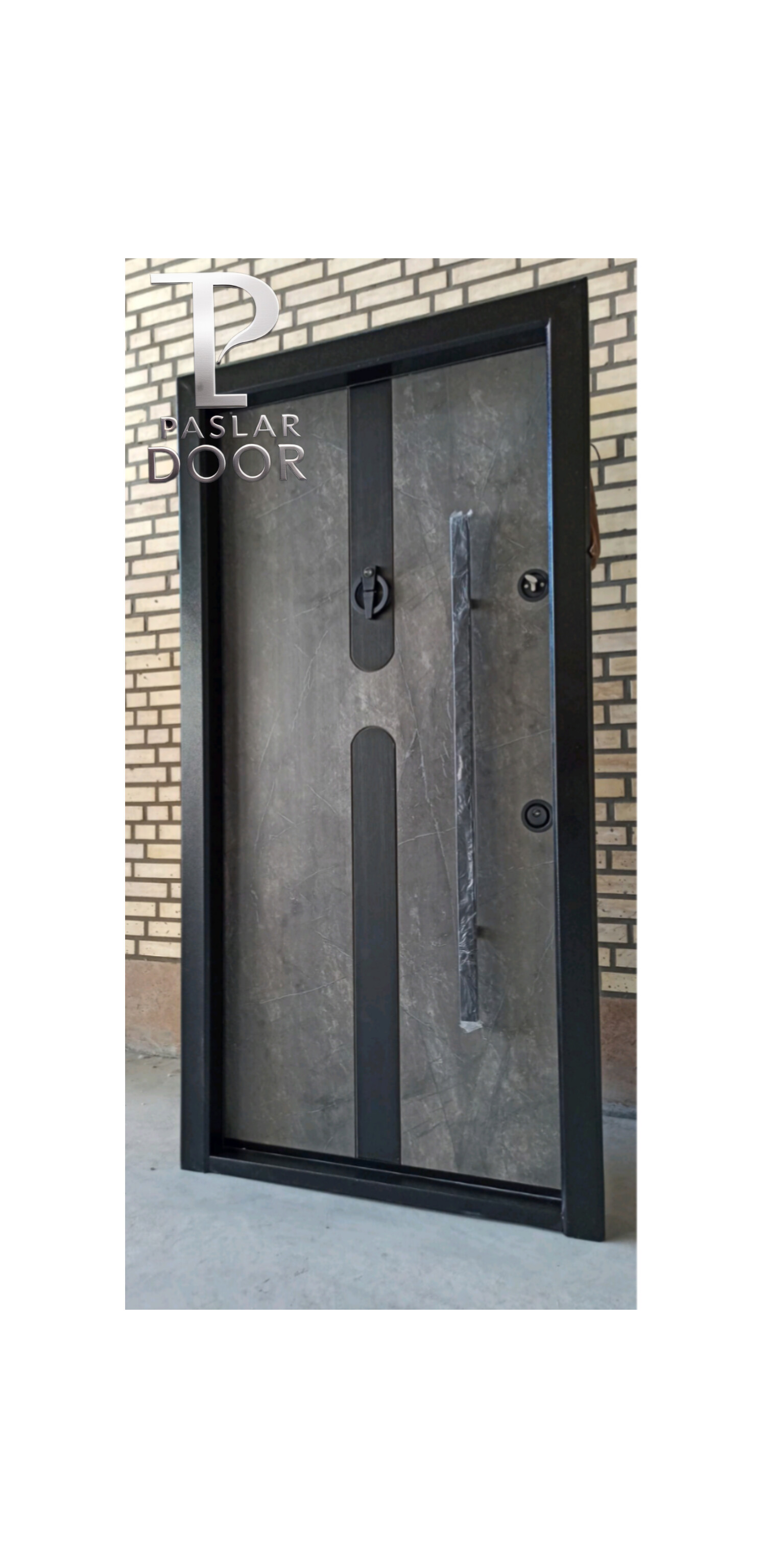 درب ضد سرقت اقتصادی با طراحی سنگی و دستگیره استیل، انتخاب مناسب برای امنیت و دکوراسیون مدرن