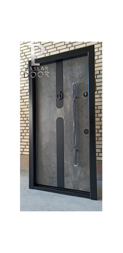 درب ضد سرقت اقتصادی با طراحی سنگی و دستگیره استیل، انتخاب مناسب برای امنیت و دکوراسیون مدرن