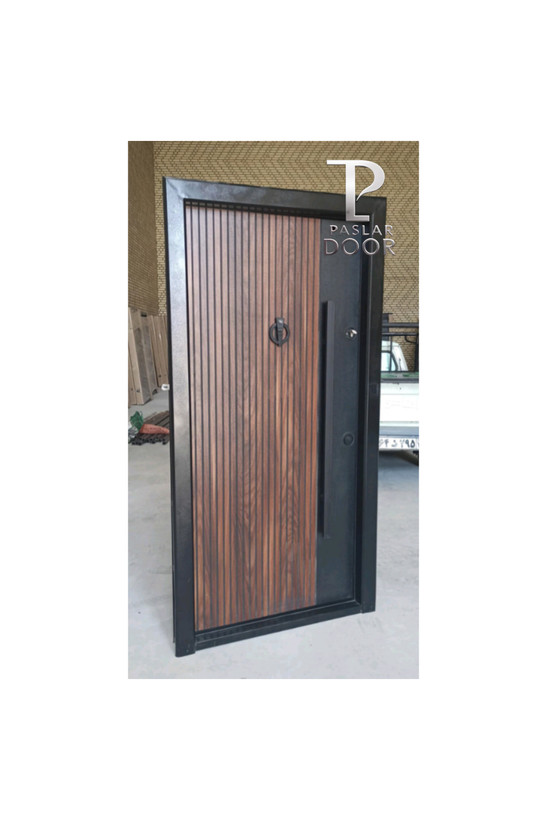 درب ضد سرقت اقتصادی با طراحی خطوط عمودی چوبی، ایمن و مقاوم در برابر سرقت، با دستگیره استیل بزرگ برای زیبایی خاص تر