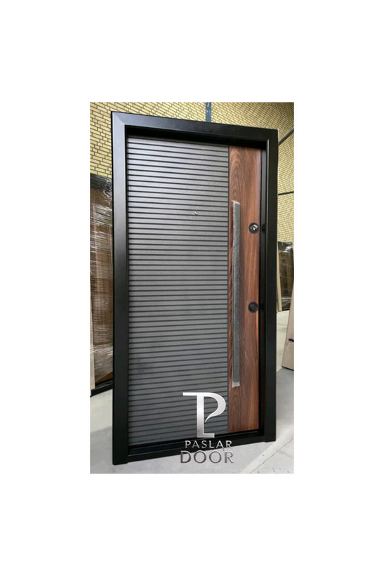 درب ضد سرقت با قیمت مناسب با طراحی خطوط افقی مشکی و قسمت چوبی، مقاوم در برابر سرقت و ضربه با دستگیره استیل بزرگ مشکی در بندر عباس و کنگ