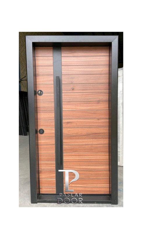 درب ضد سرقت ارزان، با طراحی چوبی افقی، مقاوم در برابر ضربه و سرقت، دستگیره استیل ضد زنگ و قفلهای اصل و درجه یک در بندرلنگه