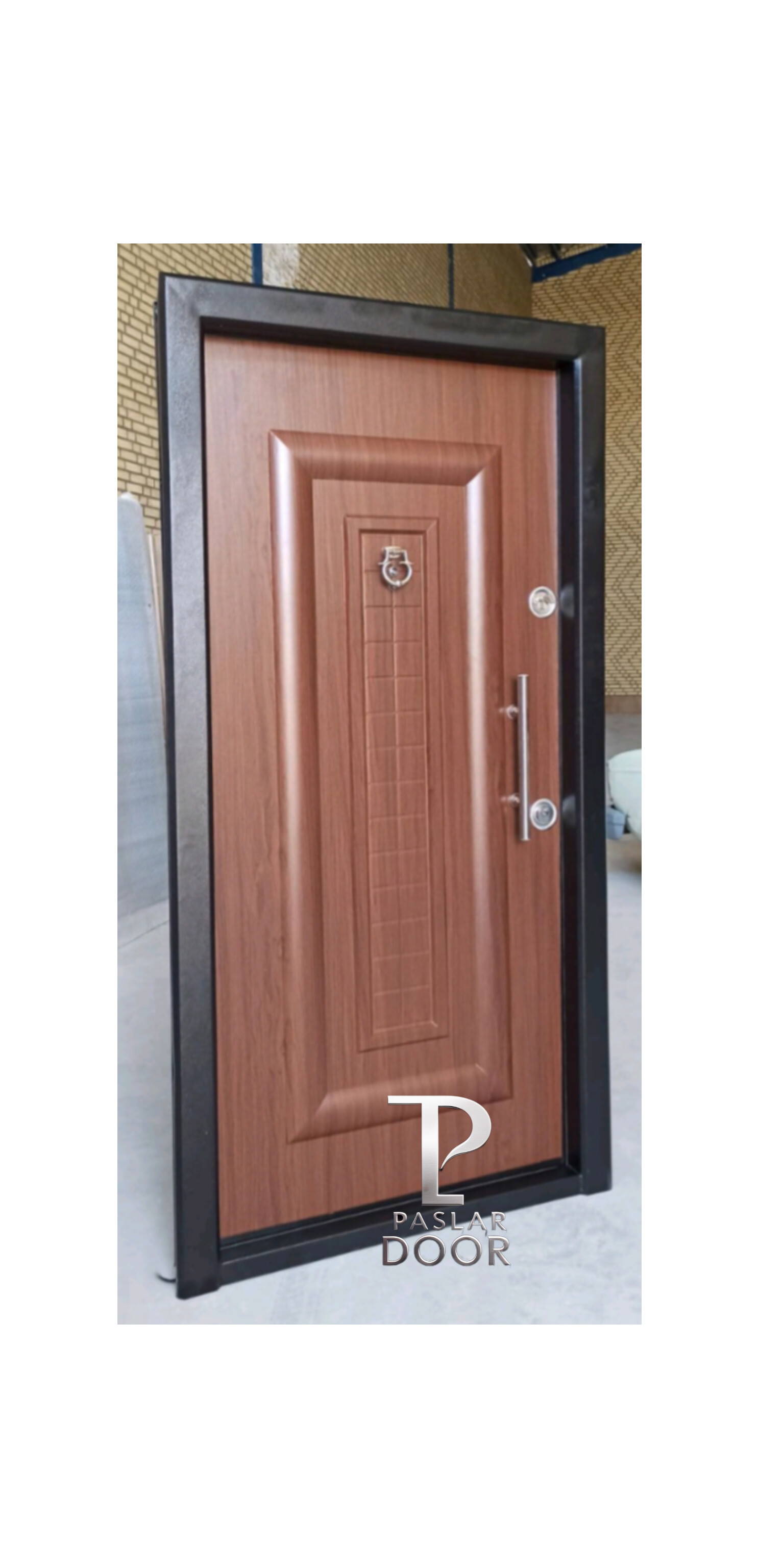 درب ضد سرقت اقتصادی با طراحی چوبی قهوه‌ای و دستگیره استیل، مناسب برای امنیت و زیبایی داخلی ساختمان در بندرعباس