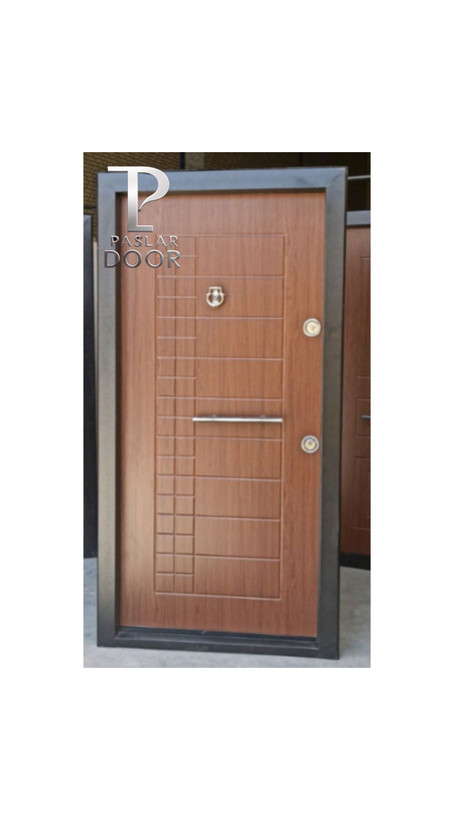 درب ضد سرقت اقتصادی با طرح چوبی قهوهای و قاب مشکی، با دستگیره ی استیل افقی در بندرلنگه و کنگ و بندرعباس