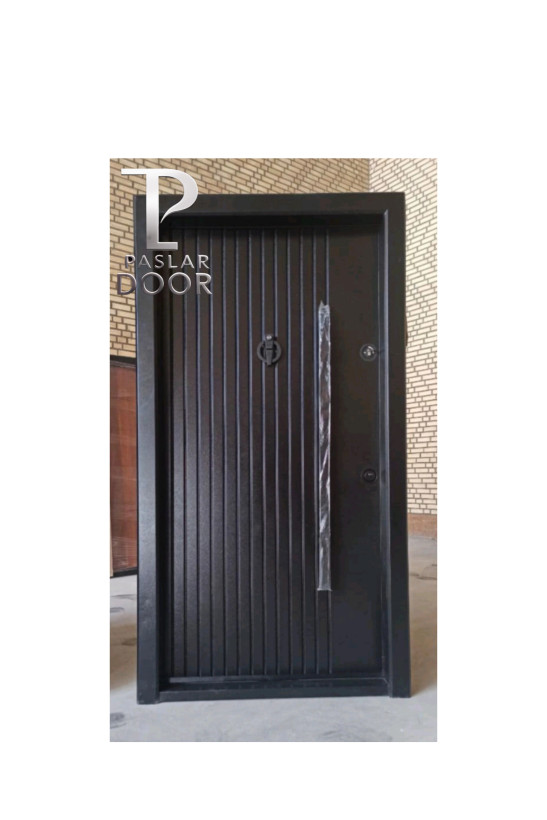 درب ضد سرقت فلزی مشکی با طراحی خطوط عمودی منظم، مناسب برای ساختمانهای مدرن و مینیمال در بندر لنگه