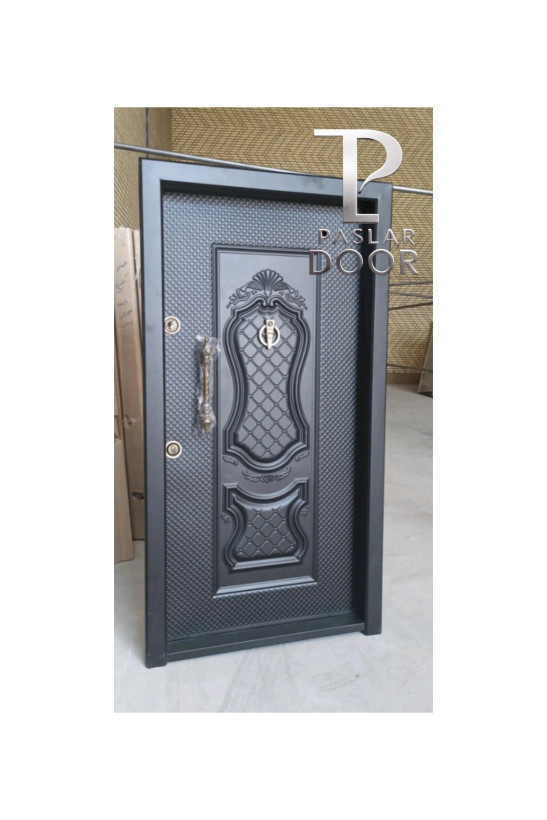 درب ضد سرقت کلاسیک با طرح منبت و نقشبرجسته، مناسب برای ساختمانهای لوکس و سبک سنتی در بندر کنگ