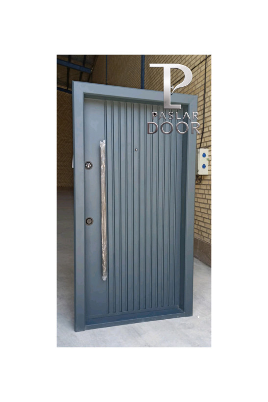 درب ضد سرقت مدرن با رنگ طوسی مات و طرح شیارهای عمودی، مناسب ساختمانهای مینیمال در بندر لنگه و بندرعباس