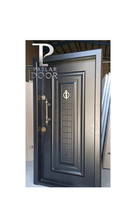 درب ضد سرقت مشکی با طرح کلاسیک مربع و دستگیره سنتی طلایی، مناسب برای ورودیهای کلاسیک در بندرلنگه