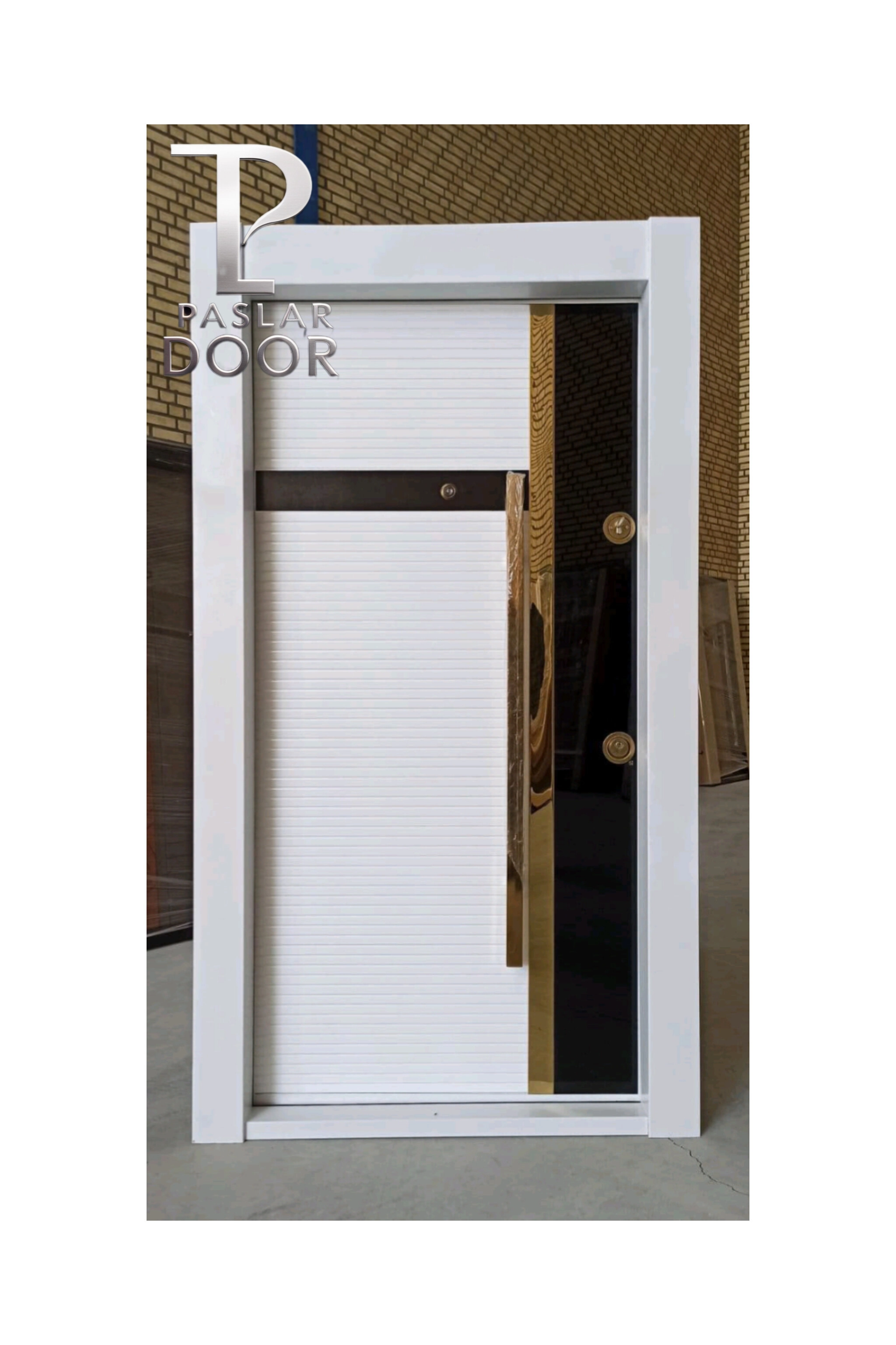 درب ضد سرقت سفید با طراحی مدرن و شیشه سکوریت مشکی عمودی، با دستگیره های بلند طلایی ،مناسب فضاهای روشن و ورودی‌های لوکس در بندرلنگه