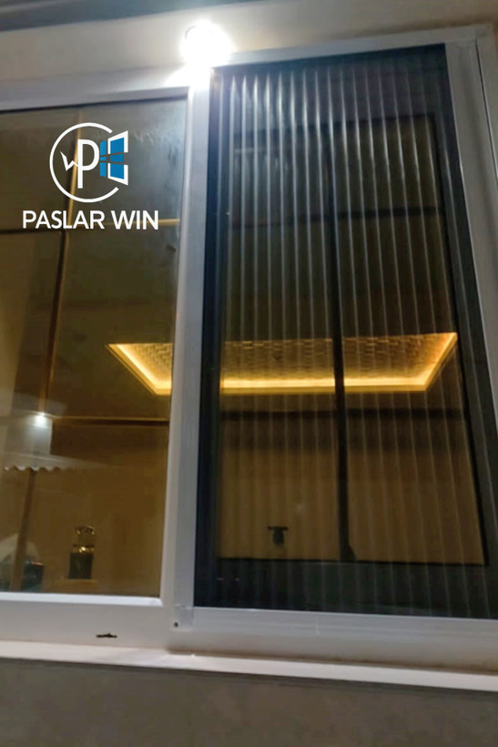 توری پلیسه روی پنجره دوجداره، مقاوم در برابر گردوغبار و حشرات