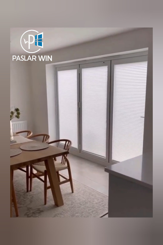 پرده پلیسه برای درب و پنجره با قاب سفید