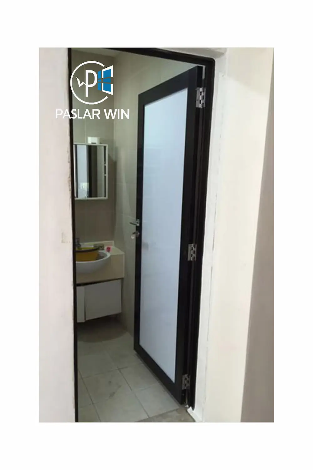 درب براق و باکیفیت آلومینیومی و سیاه رنگ در پاسلاروین/هرمزگان